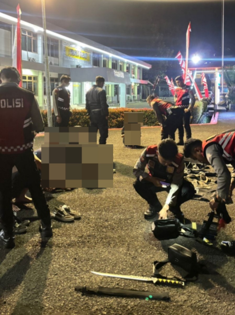 Delapan Remaja Diamankan Polisi, Bawa Samurai dan Diduga Obat Terlarang Saat Patroli Dini Hari