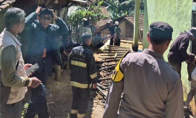 Diduga Akibat Korsleting, Rumah Warga di Banjarwangi Ludes Terbakar, Polisi Lakukan Penyelidikan