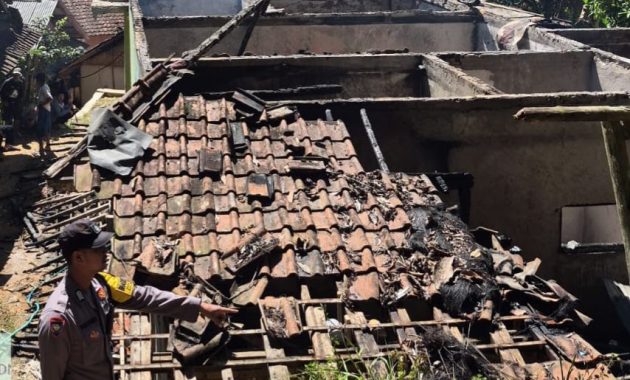 Diduga Akibat Korsleting, Rumah Warga di Banjarwangi Ludes Terbakar, Polisi Lakukan Penyelidikan