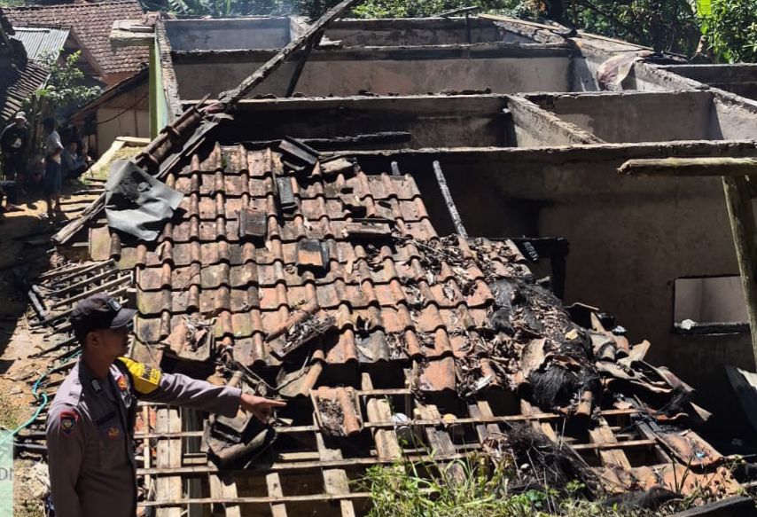 Diduga Akibat Korsleting, Rumah Warga di Banjarwangi Ludes Terbakar, Polisi Lakukan Penyelidikan