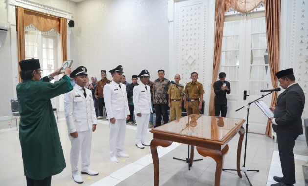 Bupati Garut Kukuhkan Tiga Kepala Desa PAW, Tekankan Kepemimpinan yang Mampu Menggerakkan Partisipasi Warga