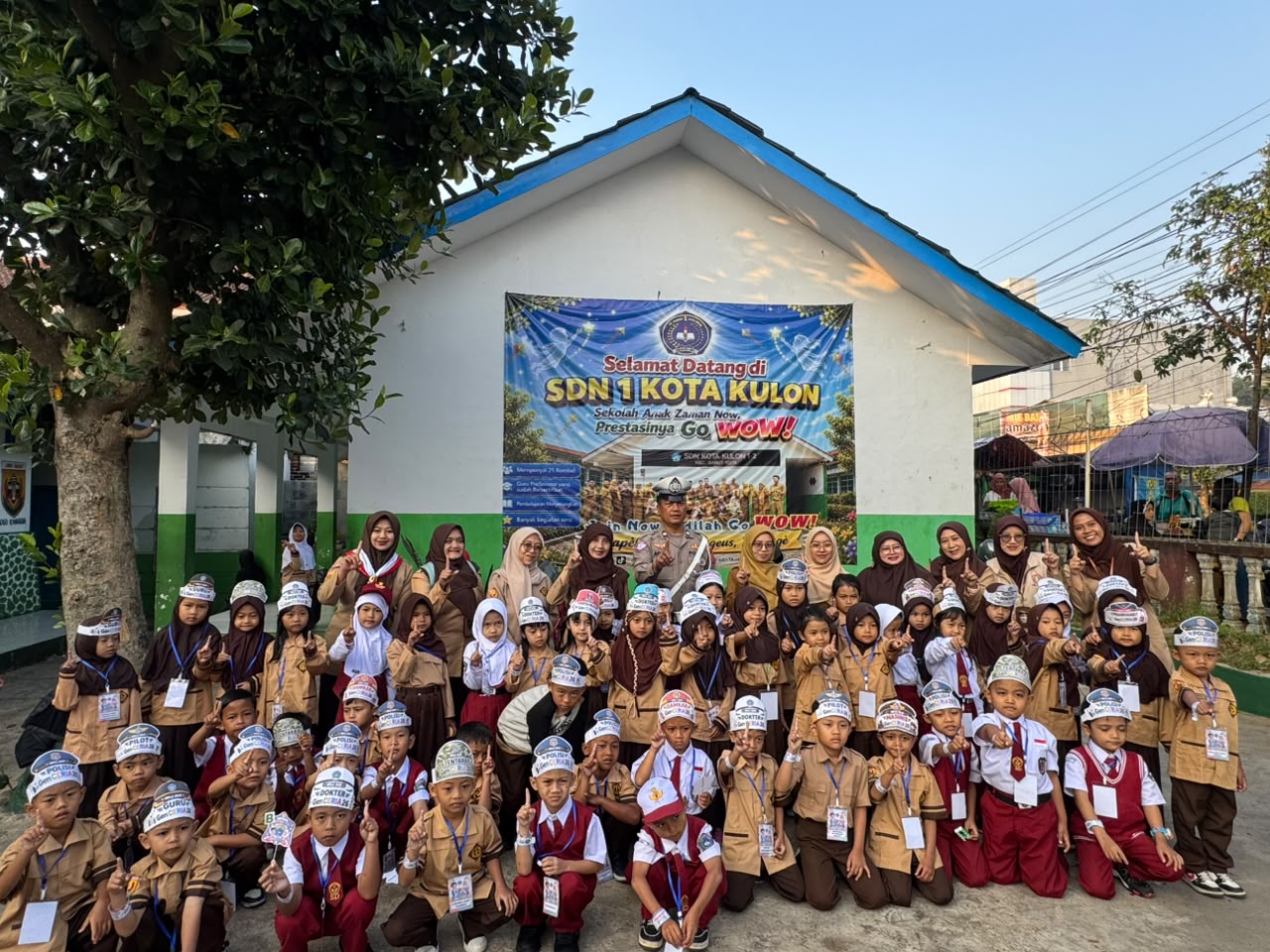 Polisi Kenalkan Budaya Tertib Lalu Lintas kepada Siswa Baru SDN 1 Kota Kulon