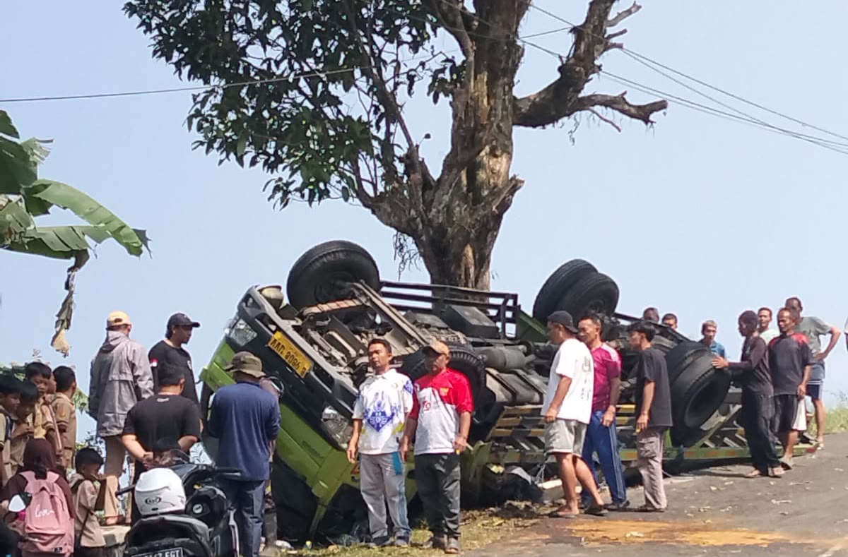 Truk Pengangkut Material Bangunan Terguling di Jalur Menurun Pamulihan, Dua Orang Alami Luka Ringan