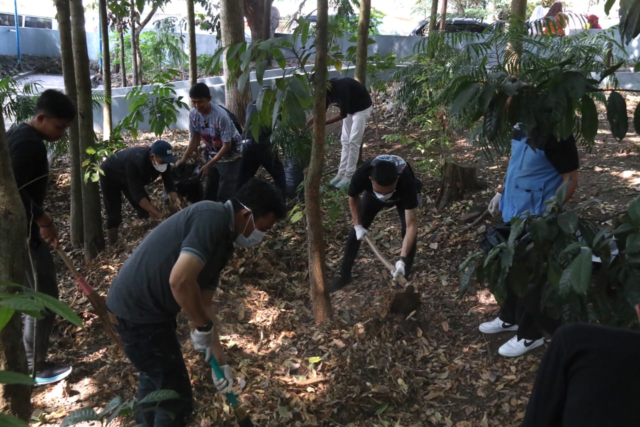 KNPI Bersama Pemkab Garut Gotong Royong Tata Kebersihan Hutan Kota Kerkof
