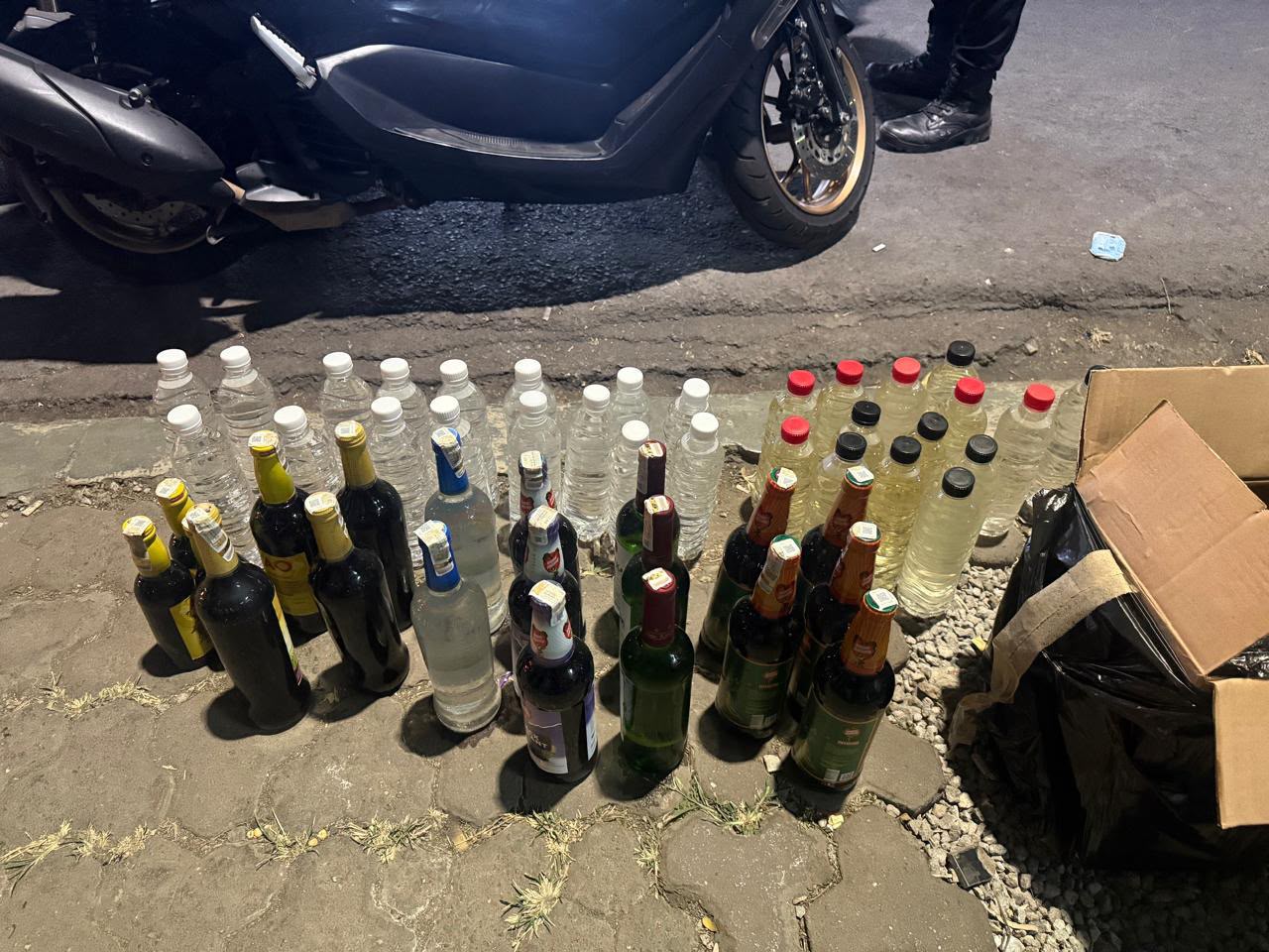 Lima Terduga Penjual Diamankan, Polisi Sita 50 Botol Miras di Kawasan Kerkof