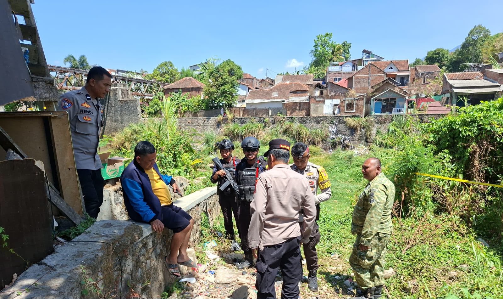 Benda Diduga Hulu Ledak Mortir Ditemukan di Pinggir Sungai Cimanuk, Polisi Lakukan Pengamanan