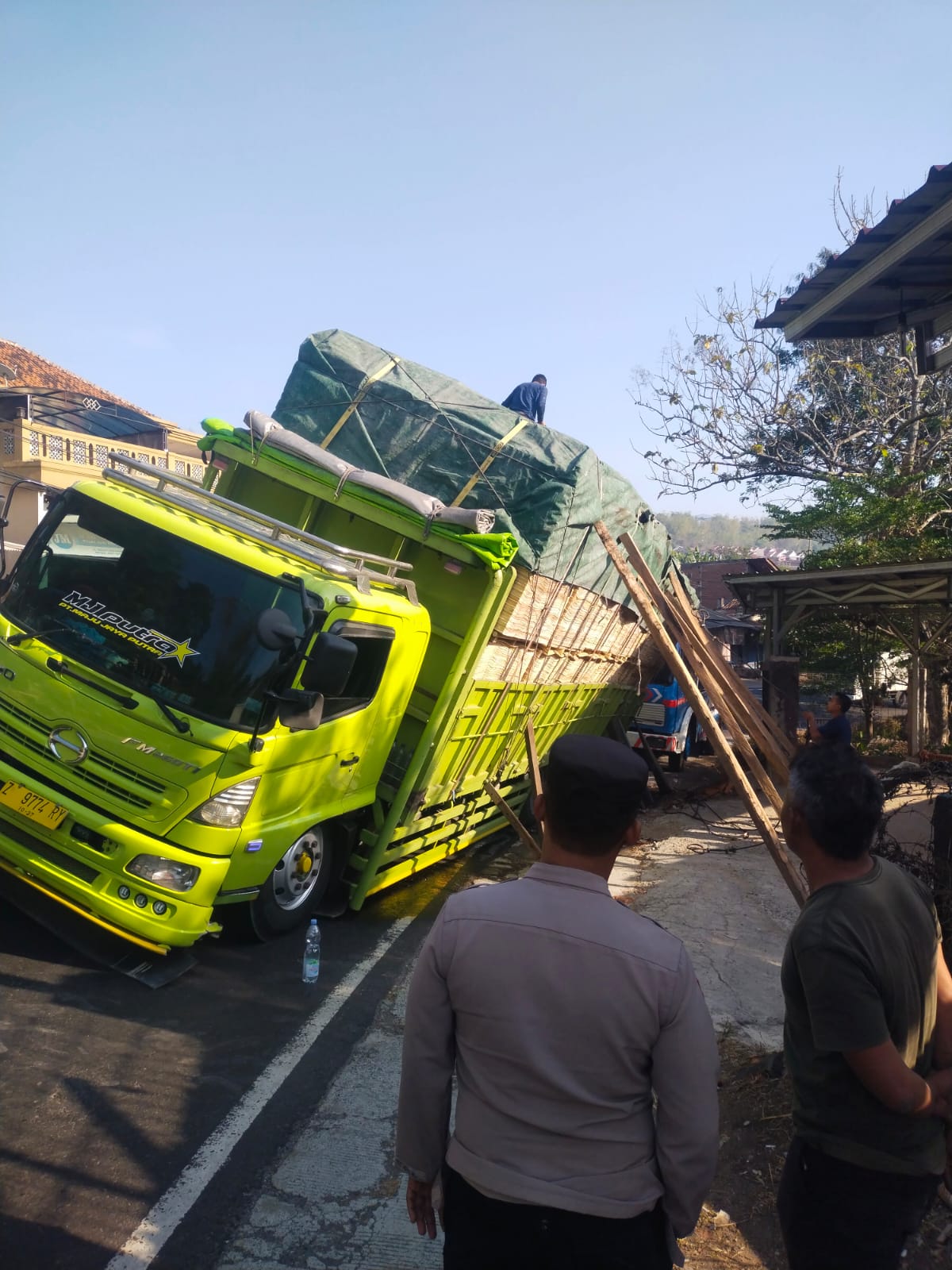 Fuso Bermuatan Triplek Oleng di Cibatu, Polisi Bergerak Atasi Gangguan Lalu Lintas