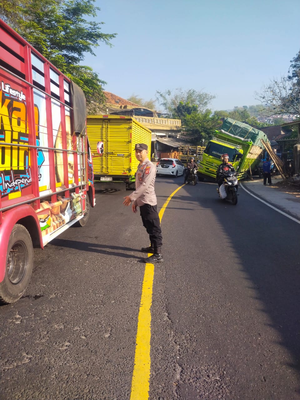 Fuso Bermuatan Triplek Oleng di Cibatu, Polisi Bergerak Atasi Gangguan Lalu Lintas