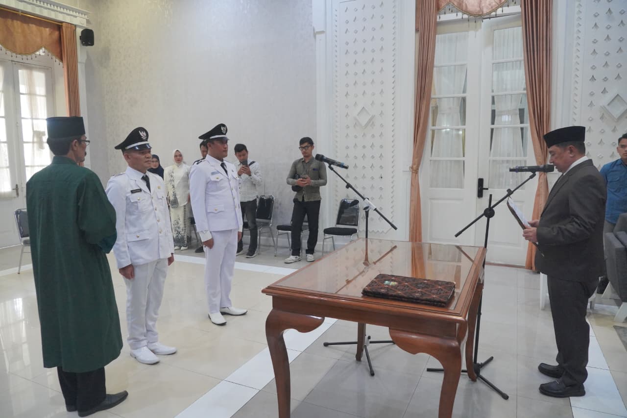 Dua Kades PAW Resmi Dilantik, Bupati Garut Tekankan Pendidikan, Kesehatan dan Ekonomi Desa