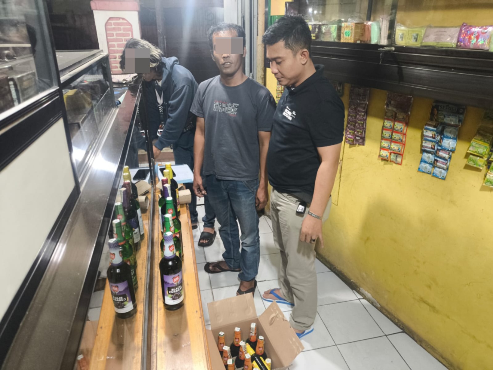 Razia Miras di Tarogong Kaler, Polisi Amankan 30 Botol dan Seorang Penjual