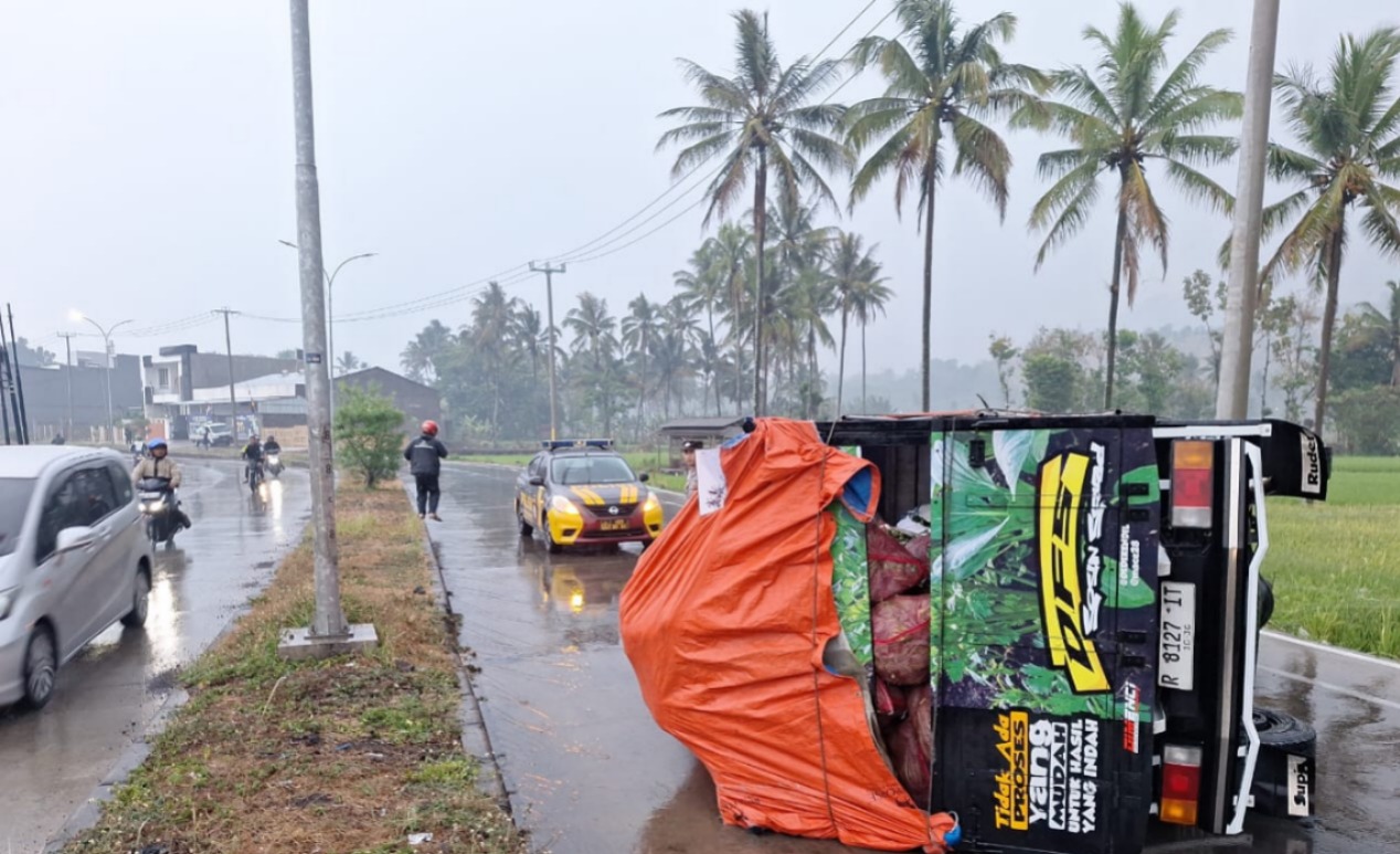 Truk Engkel Oleng saat Hujan di Ibrahim Adjie, Polisi Turun Tangan Evakuasi