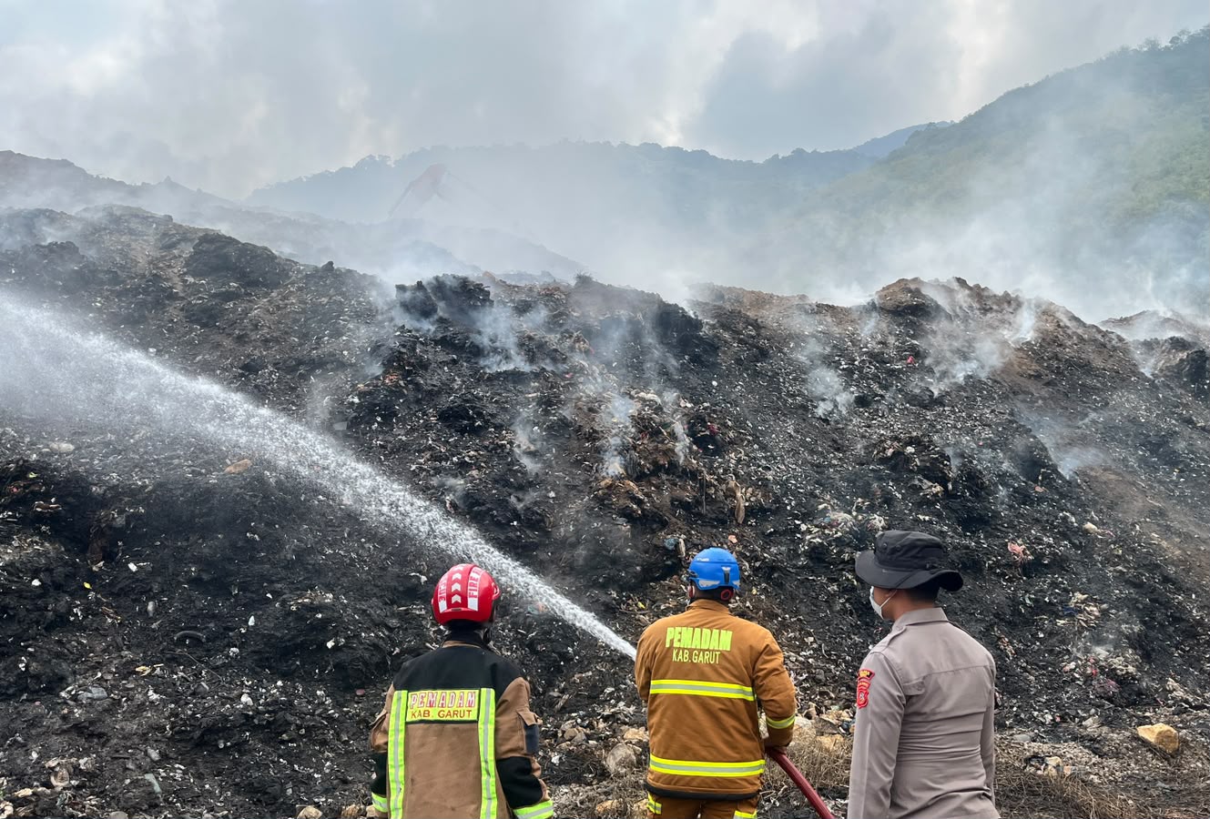 Asap Kebakaran TPA Pasir Bajing Masih Ditangani, Polres Garut Kerahkan Tim Gabungan