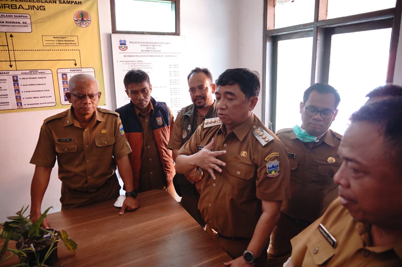 Tinjau TPA Pasir Bajing, Bupati Garut Pastikan Warga Terdampak Asap Mendapat Penanganan Medis