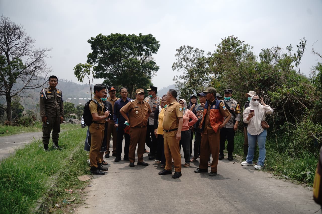 Tinjau TPA Pasir Bajing, Bupati Garut Pastikan Warga Terdampak Asap Mendapat Penanganan Medis